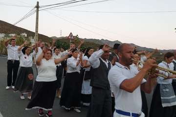 Una diana floreada prepara a Lomo Magullo para la Traída del Agua (Foto Francisco Javier Santana y José Florido)